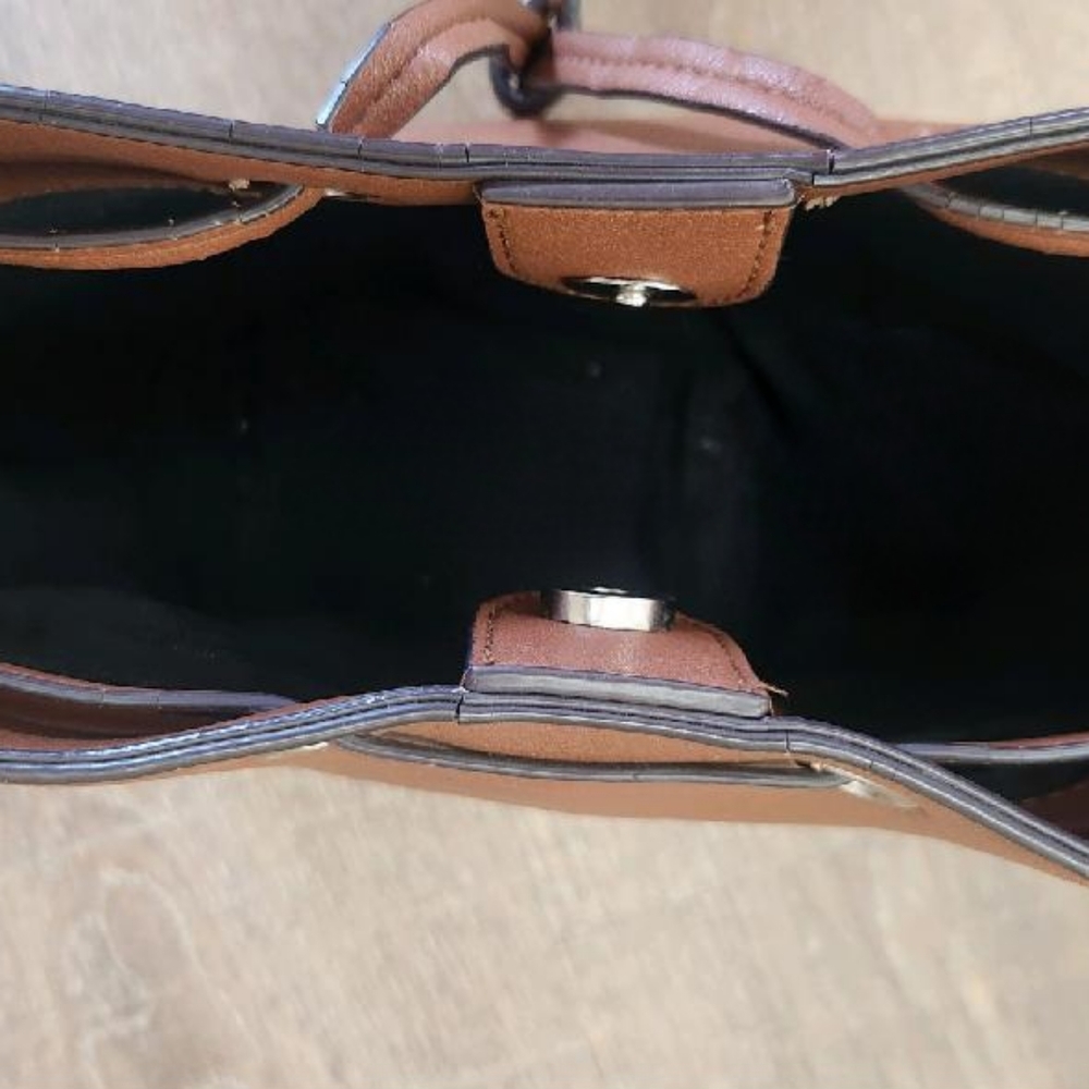 Chaps Bucket Handbag - Picture 3 of 3